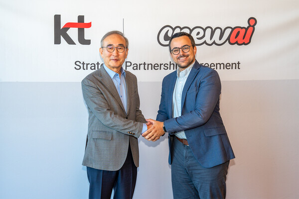 김영섭 KT 대표(왼쪽)와 조 모우라 크루AI CEO(오른쪽)가 지난 24일 미국 샌프란시스코에서 대한민국 AI 에이전트 생태계 혁신을 위한 전략적 파트너십을 체결하고 기념 사진을 촬영하고 있다. [사진=KT]