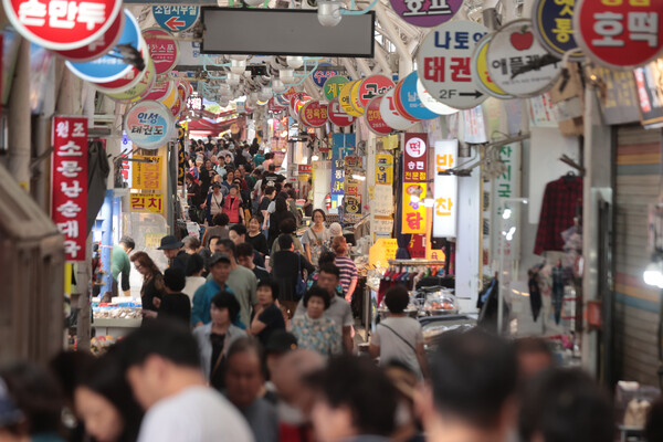 여신금융협회가 31일 발표한 ‘카드승인실적 분석’에 따르면 올해 3분기 전체 카드 승인금액은 327조7000억원으로 전년 동기 대비 6.7% 증가했다. 서울 시내 한 전통시장에서 시민들이 장을 보고 있다. [사진=연합뉴스]