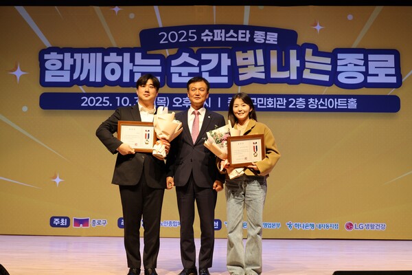 ㈜한화는 지난 10월 30일 서울특별시 종로구의회로부터 지역사회 내 복지기여에 대한 공로를 인정받아 표창장(구의장상)을 받았다. [사진=㈜한화]