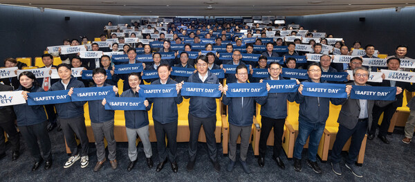 대한항공은 31일 서울 강서구 대한항공 본사에서 제3회 ‘세이프티 데이(Safety Day)’ 행사를 개최했다. 조원태 한진그룹 회장(왼쪽에서 여섯번째), 우기홍 대한항공 부회장(왼쪽에서 다섯번째), 유종석 대한항공 안전보건 총괄 겸 오퍼레이션 부문 부사장(왼쪽에서 네번째) 등 참석 임직원들이 기념촬영을 하고 있다. [사진=대한항공]