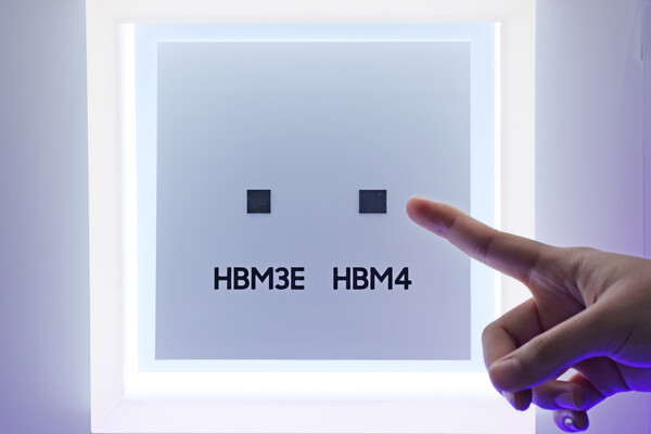 22일 서울 강남구 코엑스에서 열린 '반도체대전(SEDEX) 2025'에 마련된 삼성전자 부스에 6세대 고대역폭 메모리인 HBM4와 HBM3E 실물이 전시돼있다. [사진=연합뉴스]