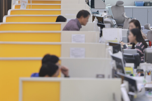 한국은행이 31일 발표한 ‘금융기관 가중평균 금리’ 통계에 따르면 예금은행의 9월 저축성 수신(예금) 금리(신규취급액 기준)는 연 2.52%로 8월(2.49%)보다 0.03%포인트 상승한 것으로 집계됐다. 서울 시내 시중은행을 찾은 시민이 창구에서 상담 받고 있다. [사진=연합뉴스]