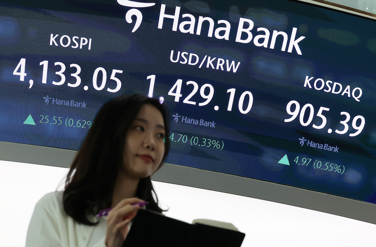  코스피가 상승 출발한 3일 오전 서울 중구 하나은행 본점 딜링룸에서 직원들이 업무를 보고 있다. [사진=연합뉴스]