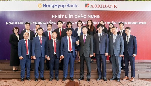 3일 NH농협은행은 최근 강태영 은행장(사진 앞줄 왼쪽 5번째)이 베트남 하노이 소재 아그리뱅크 본사에서 베트남 아그리뱅크 팜 또안 브엉 은행장(앞줄 왼쪽 4번째)을 접견하고 두 은행 간의 파트너쉽 강화를 논의하는 시간을 가졌다고 밝혔다. [사진=NH농협은행]