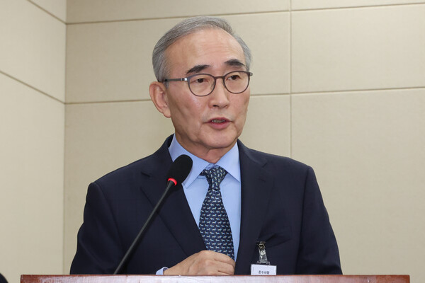 21일 국회 과학기술정보방송통신위원회에서 열린 정보통신기술(ICT) 분야 산하기관 국정감사에서 김영섭 KT 대표이사가 해킹사태와 관련한 위원 질의에 답하고 있다. [사진=연합뉴스]