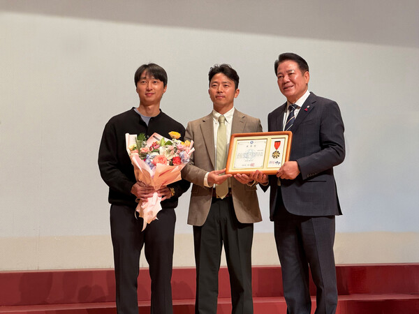 동아오츠카는 생태계 교란 식물 제거활동에 대한 공로로 최대호 안양시장(오른쪽에서 첫 번째)으로부터 표창을 받고 있다. [사진=동아오츠카]