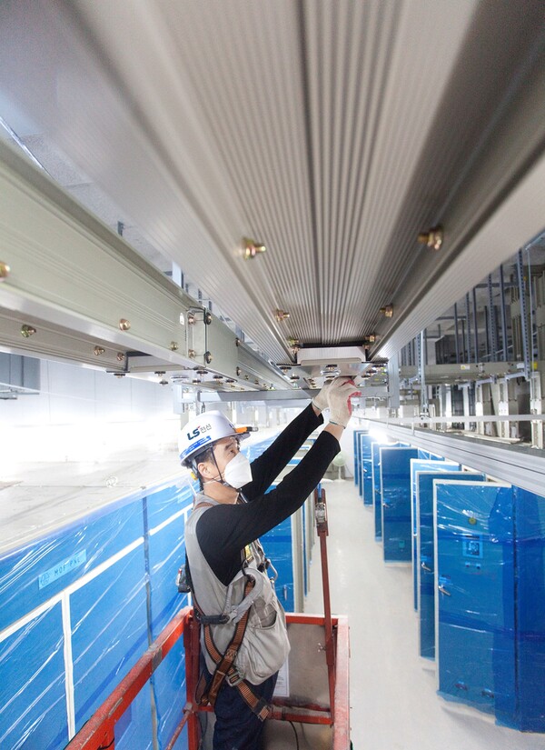 LS전선 직원이 버스덕트 시스템을 설치하고 있다. [사진=LS전선]
