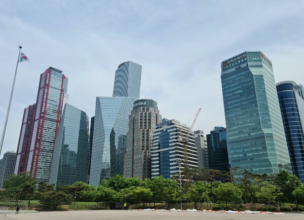 금융투자업계에 따르면 IMA 사업 지정을 신청한 한국투자증권과 미래에셋증권을 대상으로 진행하고 있는 금융감독원 심사가 마무리 단계를 밝고 있는 것으로 알려졌다. 서울 여의도 증권가. [사진=연합뉴스]