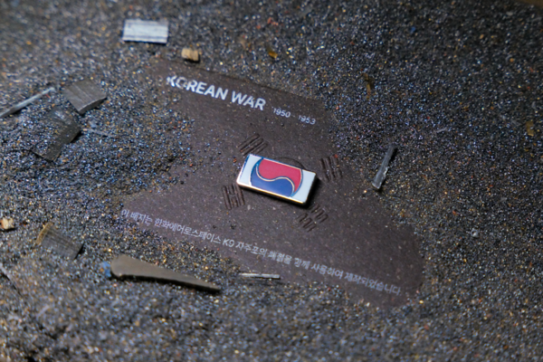 한화 방산3사가 국가보훈부, 국방부유해발굴감식단과 함께 K9 자주포 철로 만든 태극기 배지를 제작, 배포해 아직 유해를 발굴하지 못한 6.25 전사자들을 기리는 ″121723 끝까지 찾아야 할 태극기″ 호국보훈 캠페인을 진행했다. [사진=한화]