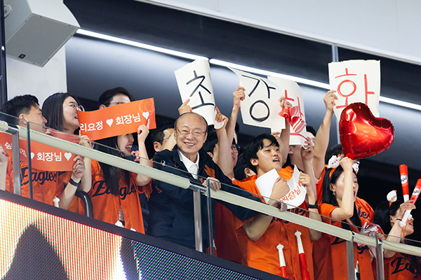 지난달 31일 한화그룹 김승연 회장이 한국시리즈 5차전이 치러진 한화이글스파크에서 임직원들과 함께 한화이글스 경기를 응원하고 있다. [사진=한화그룹]