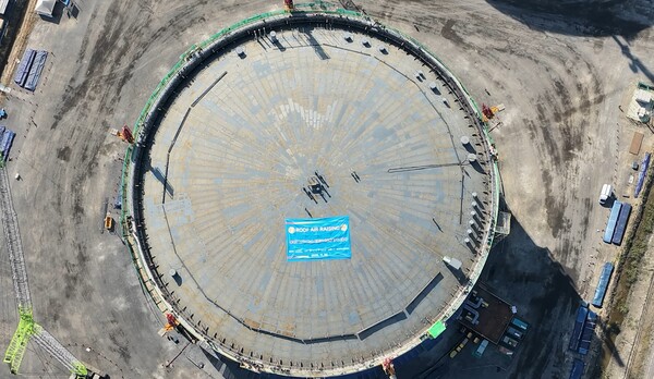 여수 ‘동북아 LNG 허브 터미널’ LNG 저장탱크에 지붕이 설치된 모습. [사진=BS한양]