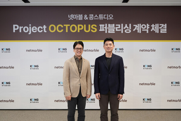 (왼쪽부터) 김병규 넷마블 대표와 석광원 콩스튜디오 대표가 ‘프로젝트 옥토퍼스’ 글로벌 퍼블리싱 계약 후 기념촬영을 하고 있다. [사진=넷마블]
