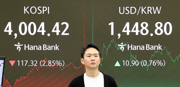 지난달 강세를 보였던 코스피가 이달 들어 인공지능(AI) 거품론으로 등락을 거듭하는 '롤러코스터' 장세를 이어가고 있다.  서울 중구 하나은행 본점 딜링룸에서 딜러가 업무를 보고 있다. [사진=연합뉴스]