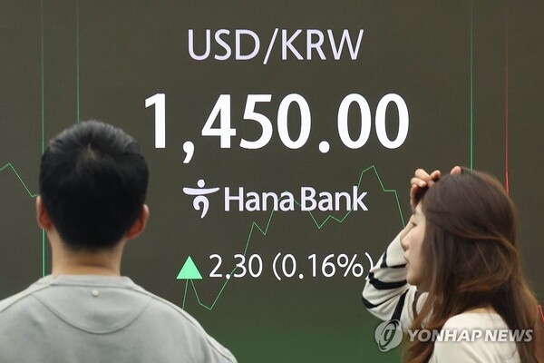 7일 서울 중구 하나은행 본점 딜링룸 현황판에 원/달러 환율이 표시돼 있다. 이날 원화환율이 달러당 1450원 위로 치고올라갔다. [사진=연합뉴스]