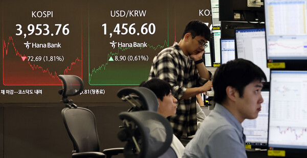 7일 서울 중구 하나은행 딜링룸 현황판에 코스피 지수 등이 표시되고 있다. 이날 코스피 지수는 전 거래일 대비 72.69포인트(1.81%) 내린 3,953.76에, 코스닥은 21.36포인트(2.38%) 내린 876.81에 장을 마감했다. [사진=연합뉴스]