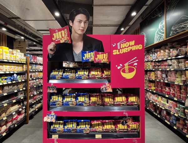 오뚜기 할랄 진라면 인도네시아 현지 대형마트 내 전용 매대. [사진=오뚜기]