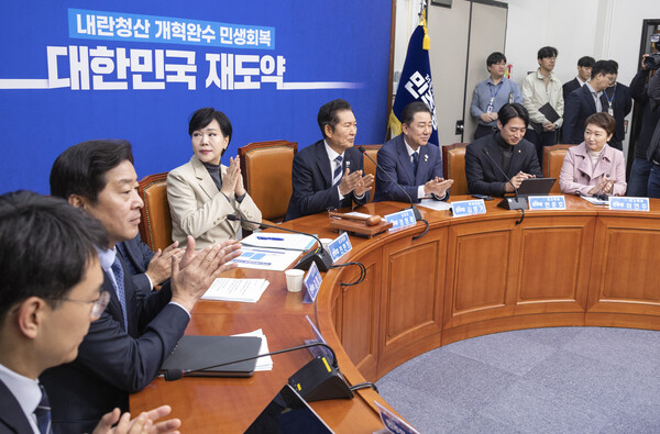 배당소득 분리과세 최고세율이 정부안 35%에서 더불어민주당 의원안인 25%로 추가 완화하는 방안이 추진될 전망이다. 지난달 27일 정청래 더불어민주당 대표와 최고위원들이 국회에서 열린 최고위원회의에서 코스피 4000을 축하하며 박수를 치고 있다. [사진=연합뉴스]