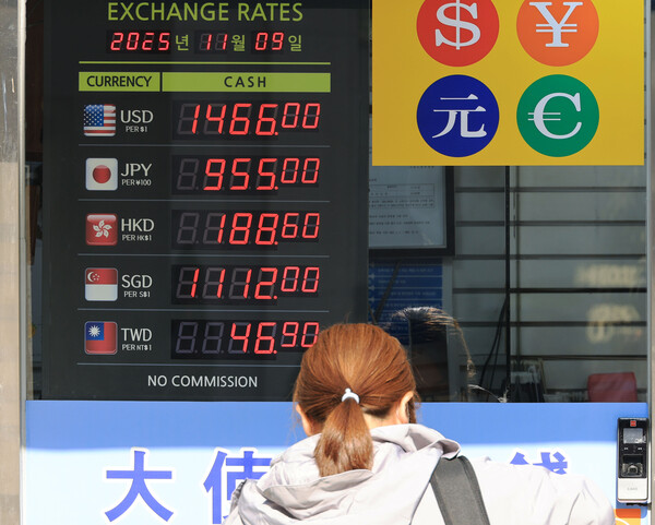 지난 7일 원/달러 환율이 야간거래에서 1460원대를 기록하는 등 강달러 현상이 이어지고 있지만, 박상현 iM증권 연구원은 과도하게 우려할 상황은 아니라고 분석했다. 서울 명동 환전소에 각국 통화시세가 게시되어 있다. [사진=연합뉴스]
