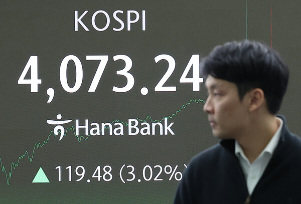10일 오후 서울 중구 하나은행 본점 딜링룸 현황판에 코스피 지수가 표시돼 있다. 이날 코스피는 전 거래일보다 119.48포인트(3.02%) 오른 4073.24로 마감했다. [사진=연합뉴스]