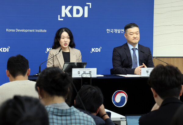 김지연 한국개발연구원(KDI) 경제전망실 전망총괄(사진 왼쪽)이 11일 정부세종청사 기재부 브리핑실에서 2025년 하반기 경제전망에 관해 설명하고 있다. 오른쪽은 정규철 거시금융정책연구부장. [사진=연합뉴스]