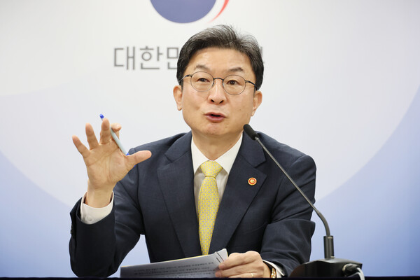 이억원 금융위원장이 12일 서울 종로구 정부서울청사에서 출입기자단 월례 간담회를 하고 있다. [사진=연합뉴스]