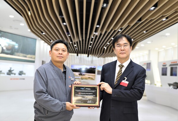 안홍규 한화에어로스페이스 임원(왼쪽)과 정상욱 CMMI High Maturity 선임심사원(ITQC 대표)이 인증 후 기념촬영을 하고 있다. [사진=한화에어로스페이스]