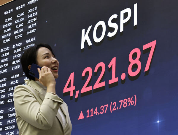 연합인포맥스에 따르면 최근 한 달(10월 10일~11월 12일) 동안 개인 투자자가 가장 많이 순매도한 ETF 종목 10개 중 8개는 안정형 ETF인 것으로 집계됐다. 지난 3일 서울 영등포구 한국거래소 홍보관 전광판에 4200선을 돌파한 코스피 지수가 표시되고 있다. [사진=연합뉴스]