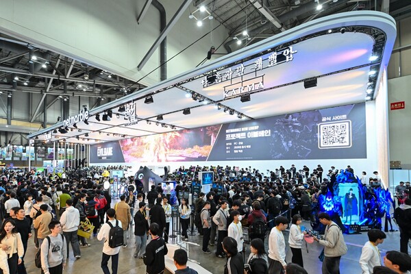 지스타2025 넷마블관 부스 앞에 관람객들이 몰려 있다. [사진=넷마블]