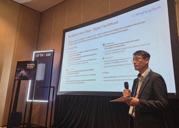 최운재 NH농협은행 디지털전략사업부문 부행장이 싱가포르 핀테크 페스티벌(SFF)에 참가해 발표를 하고 있다. [사진=NH농협은행]