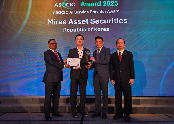 미래에셋증권이 최근 개최된 'ASOCIO 어워드 2025'에서 'AI Service Provider Award'을 수상한 가운데 ASOCIO Abdullah Kafi 명예회장(사진 왼쪽부터), 박홍근 미래에셋증권 IT부문대표(부사장), Deputy Supak Lailert Chairman(부회장), ASOCIO Bunrak Saraggananda 명예회장이 기념사진을 촬영하고 있다. [사진=미래에셋증권]