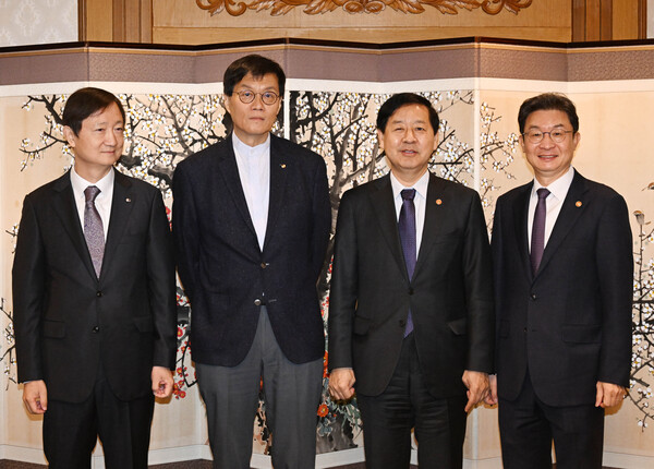 14일 서울 종로구 정부서울청사에서 열린 시작에 앞서 이찬진 금융감독원장(사진 왼쪽부터), 이창용 한국은행 총재, 구윤철 부총리 겸 기획재정부 장관, 이억원 금융위원장이 기념 촬영하고 있다. [사진=기획재정부]