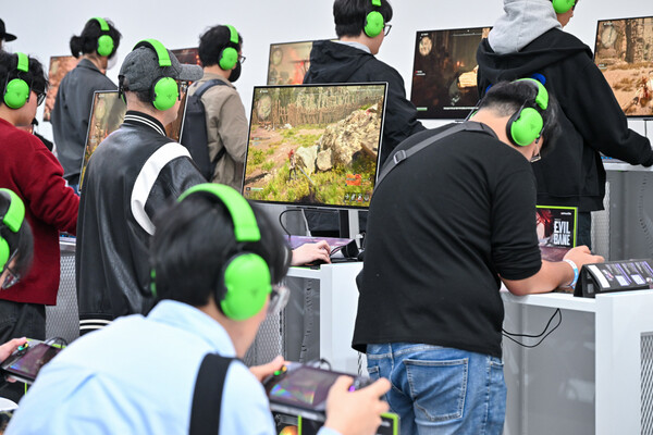 14일 부산 벡스코 지스타 2025 넷마블관의  시연대에 관람객들이 몰려 게임을 즐기고 있다. [사진=넷마블]