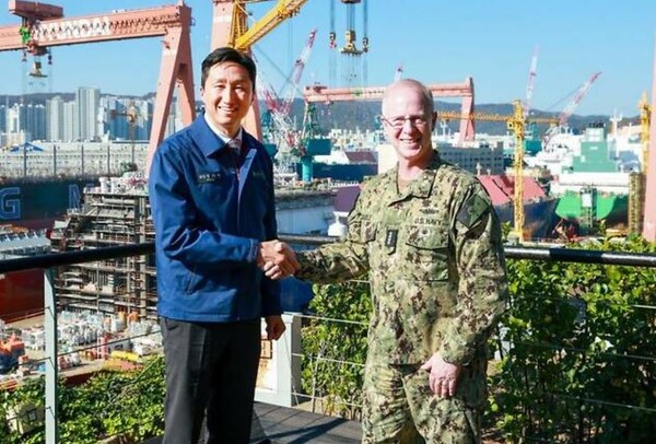 HD현대 정기선 회장이 15일 HD현대중공업 울산 조선소를 방문한 대릴 커들 미국 해군참모총장과 기념촬영을 하고 있다. [사진=HD현대]