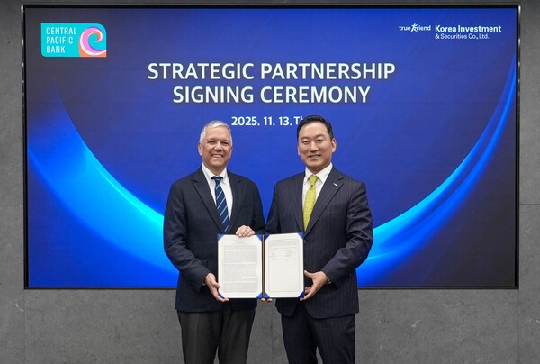 최근 한국투자증권 본사에서 열린 협약식에서 김성환 한국투자증권 사장(사진 오른쪽)과 아놀드 마티네즈 CPB 행장이 기념사진을 촬영하고 있다. [사진=한국투자증권]