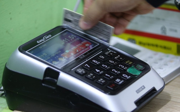 금융감독원과 여신금융협회는 카드 포인트 사용 활성화를 위한 개선 방안을 추진한다고 17일 밝혔다. 서울의 한 가맹점에서 고객이 카드결제를 하는 모습. [사진=연합뉴스]