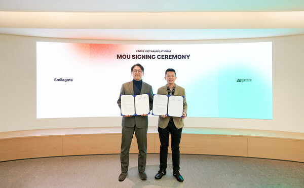 백영훈 스마일게이트 홀딩스 메가포트 부문 대표(좌)와 레 비엣 호아 VTCO CEO(우)가 18일 서울시 강남구 오렌지플래닛에서 업무협약을 체결한 후 기념촬영을 하고 있다. [사진=스마일게이트]