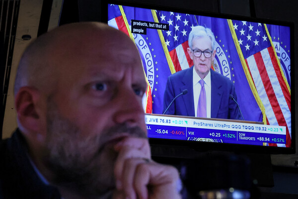 10월 연방공개시장위원회(FOMC) 회의 의사록에 따르면 많은(many) 참석자들은 각자의 경제 전망에 비춰볼 때 올해 남은 기간 기준금리를 유지하는 게 바람직하다는 의견을 제시한 것으로 집계됐다. 파월 연준 의장 회견 바라보는 뉴욕증권거래소 트레이더. [사진=연합뉴스]