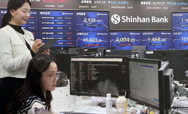 20일 오후 서울 중구 신한은행 본점 딜링룸 현황판에 코스피 지수가 표시돼 있다. 이날 코스피는 엔비디아의 호실적에 힘입어 4000선을 재탈환했다. [사진=신한은행]