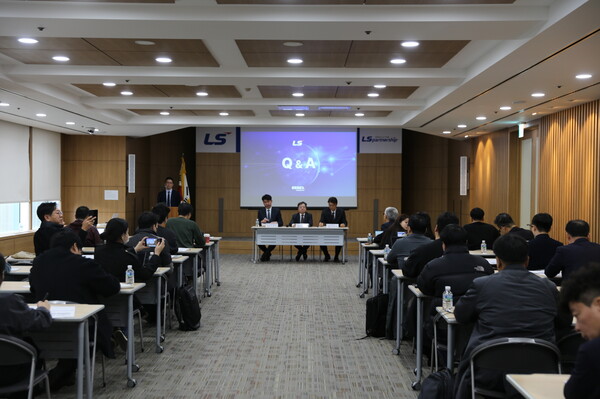 LS가 20일 LS용산타워에서 에식스솔루션즈 기업공개(IPO) 추진 배경과 사업 현황을 공유하고 주주들과 소통하기 위한 기업설명회를 개최했다. (앞 좌측부터) 박진호 LS 전략금융부문장 박진호(상무), 이태호 LS CFO(상무), 최창희 에식스솔루션즈 CEO. [사진=LS]