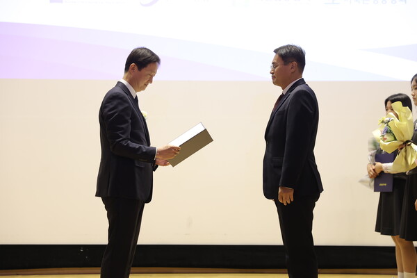 제20회 금융공모전에서 이찬진 금융감독원장(사진 왼쪽)이 박진우 은행연합회 본부장에게 최우수상(금융감독원장상)을 전달하고 있다. [사진=은행연합회]