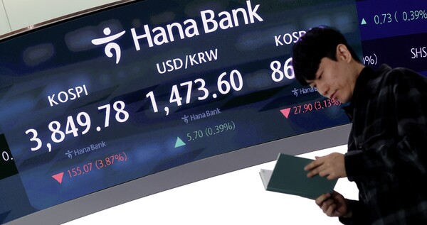 코스피가 하락 출발해 3800대로 밀려난 21일 서울 중구 하나은행 본점 딜링룸 현황판에 코스피 지수가 표시돼 있다. [사진=연합뉴스]