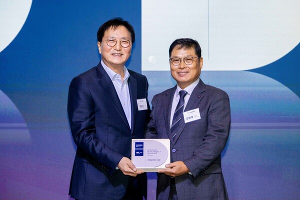 지난 17일 서울 여의도 글래드호텔에서 열린 DL이앤씨 ‘한숲 파트너스 데이’ 행사에서 박상신 대표(왼쪽)와 우수 협력사 소장에 선정된 태일씨앤티 조왕래 소장이 기념 촬영을 하고 있다. [사진=DL이앤씨]