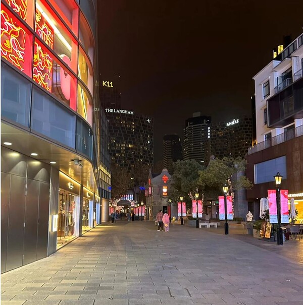 한때 젊은이의 거리로 불린 상하이 황푸구 신톈디. 요즘은 청년들의 모습을 많이 보기 어렵다. 베이징의 대표적 젊은이의 거리 역시 크게 다르지 않다. 청년들의 엑소더스가 원인이라고 할 수 있다[사진제공=베이징칭녠바오]