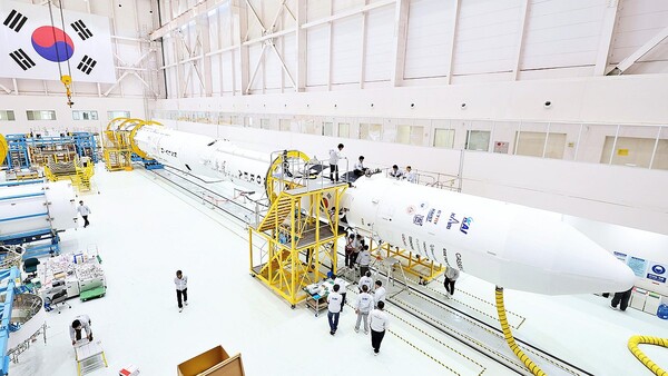 고흥 나로우주센터 조립동에서 지난 19일 연구진들이 누리호 4차 발사 총조립을 수행하고 있다. 누리호는 오는 27일 네 번째 발사를 앞두고 있다. [사진=한국항공우주연구원]