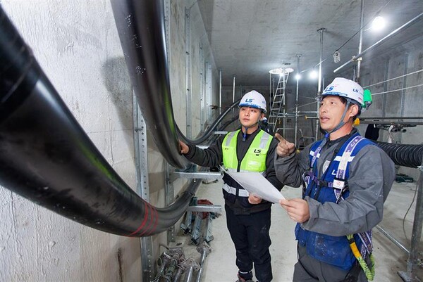 LS전선 직원이 500kV급 HVDC 케이블이 투입되는 ‘동해안-신가평’ 시공 현장을 점검하고 있다. [사진=LS전선]