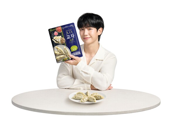 배우 정해인이 오뚜기 'X.O.만두' 제품을 들고 있는 홍보 이미지. [사진=오뚜기] 