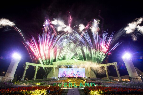     에버랜드 포시즌스가든에서 펼쳐지는 '케이팝 데몬 헌터스 싱어롱 불꽃쇼' 현장 모습[사진=삼성물산 에버랜드]