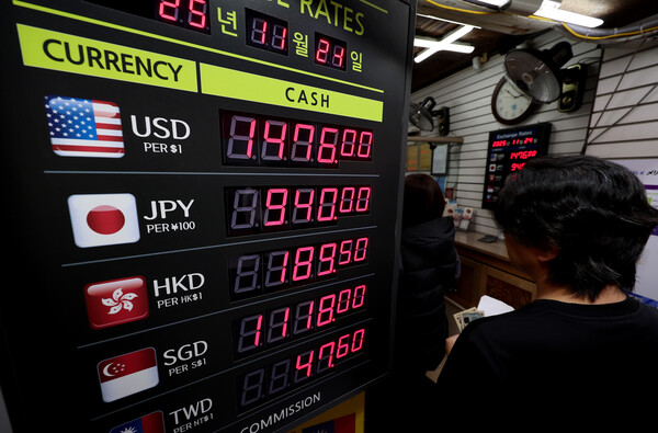 원/달러 환율이 1.5원 오른 1477.1원으로 집계된 24일 서울 중구 명동의 사설 환전소에서 외국인 관광객들이 환전하고 있다. [사진=연합뉴스]