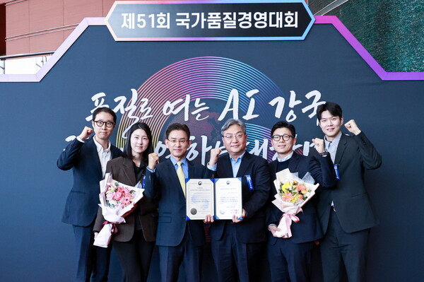 대한항공씨앤디서비스가 우수기업으로 선정된 후 직원들과 기념 촬영을 하고 있다. [사진=대한항공씨앤디서비스]