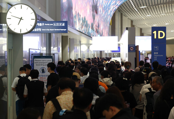 한국은행이 25일 발표한 ‘3분기 중 거주자의 카드 해외사용 실적’에 따르면 해당 기간 동안 국내 거주자의 신용·체크·직불카드 등으로 해외에서 쓴 금액이 총 59억3000만달러(약 8조7355억원)인 것으로 분석됐다. 인천공항 출국장 모습. [사진=연합뉴스]